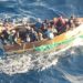 Balseros cubanos rescatados por un crucero de Carnival. Foto: Captura de pantalla / Telemundo.