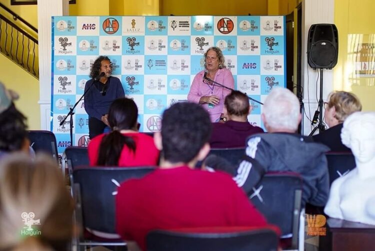 Sergio Benvenuto (der) presenta en Holguín la Factoría de Cine Pobre. Foto: Festival Internacional de Cine de Gibara / Facebook.