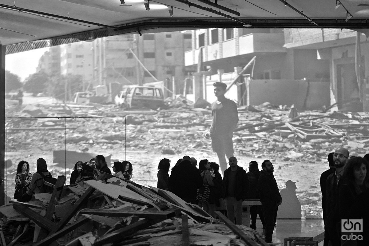 Parte de la muestra "Esto no es una exposición" es esta pared donde se proyectan imágenes de la Gaza actual, devastada or la guerra. Foto: Alejandro Ernesto.