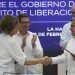 Pablo Beltrán (d), jefe negociador del Ejército de Liberación Nacional (ELN), y Vera Grabe (i), jefa del equipo de negociación del Gobierno de Colombia, se saludan al cierre del sexto ciclo de negociaciones de paz entre ambas partes, celebrado en La Habana. Detrás, y Bruno Rodríguez (c), ministro de Relaciones Exteriores de Cuba. Foto: Ernesto Mastrascusa / EFE.