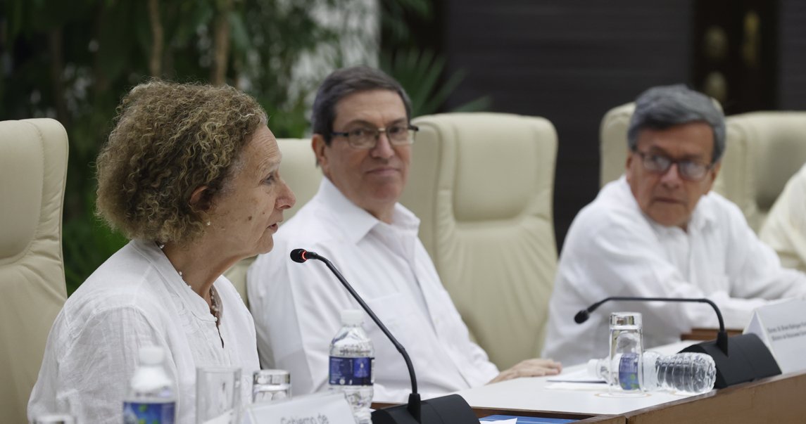 Vera Grabe (i), jefa del equipo de negociación del Gobierno de Colombia; Bruno Rodríguez (c), ministro de Relaciones Exteriores de Cuba; y Pablo Beltrán (d), jefe negociador del Ejército de Liberación Nacional (ELN); durante una sesión del sexto ciclo de negociaciones de paz celebrado en La Habana. Foto: Ernesto Mastrascusa / EFE.