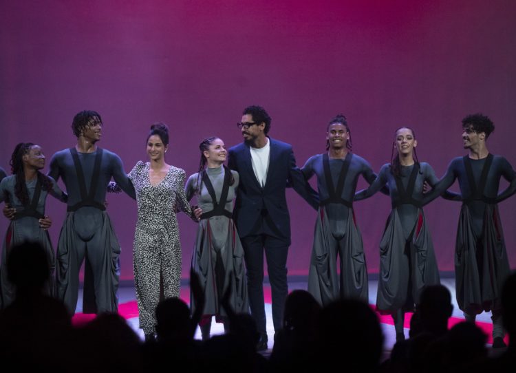 Integrantes de la compañía Acosta Danza Yunior saludan al final de su presentación, el 9 de febrero de 2024. Foto: Yander Zamora/EFE.