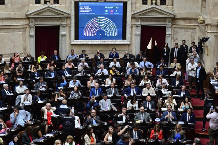 La Cámara Baja del Congreso argentino apueba en general la “ley ómnibus”, proyecto estrella del Ejecutivo de Javier Milei, por 144 votos a favor y 109 en contra. Foto: Matías Martín Campaya / EFE.