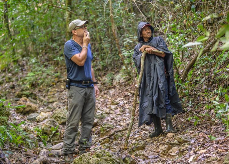 Vladimir, hijo del cacique Panchito, junto al director Ernesto Daranas en los bosques de La Ranchería. Foto: ©️Héctor Garrido/Proyecto Cuba Indígena.