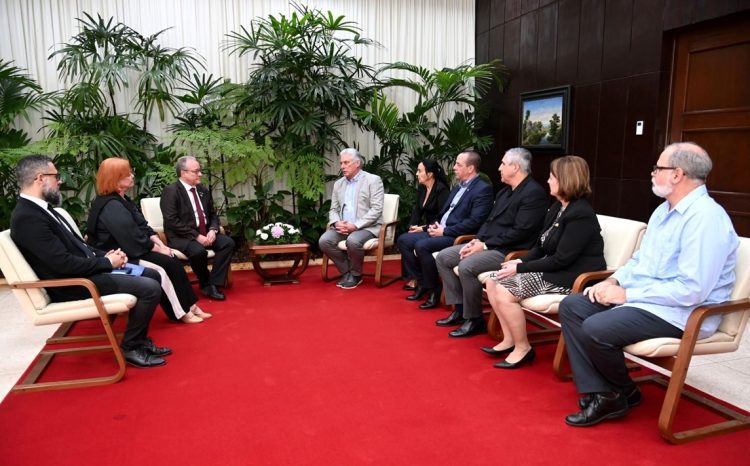 Díaz-Canel en reunión con parte de la delegación brasileña. Foto: @CubaMINREX