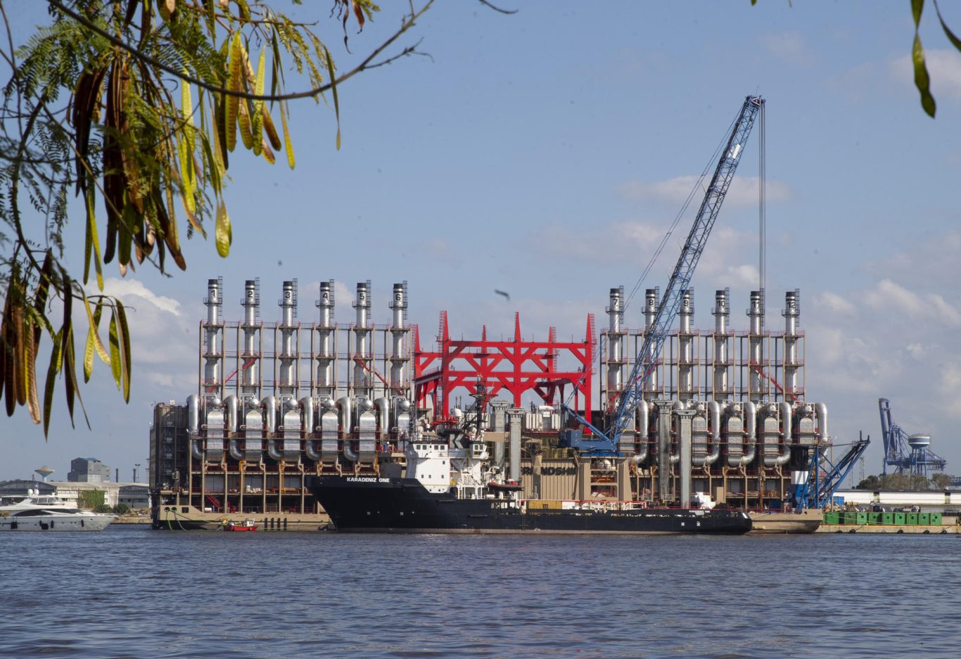 Central eléctrica flotante turca en la bahía de La Habana. Foto: Yander Zamora / EFE / Archivo.