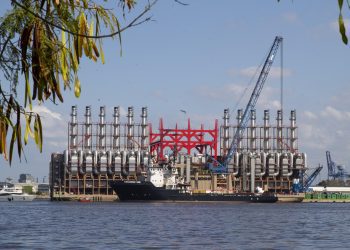 Una central eléctrica flotante turca entrando a bahía de La Habana. Foto: Yander Zamora/EFE.