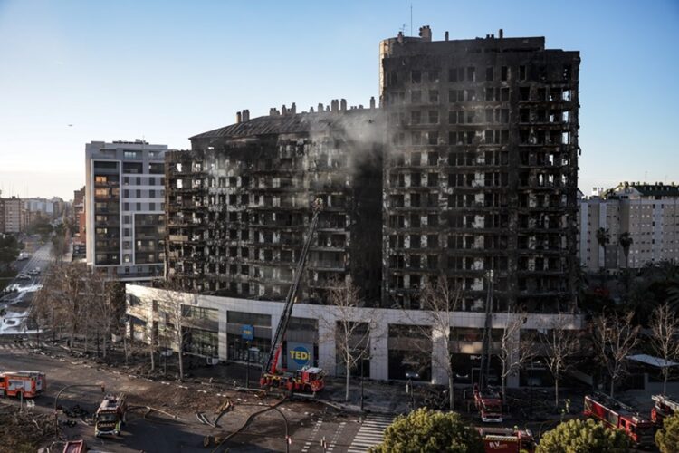 La edificación de dos torres calcinada por un incendio en Valencia, España, el 22 de febrero de 2024. Foto: Manuel Bruque / EFE.