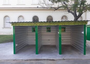 Primera estación de carga para motos eléctricas a través de energía solar en la Facultad de Ciencias Médicas de La Habana. Foto: Facebook/Parque Científico Tecnológico, La Habana.