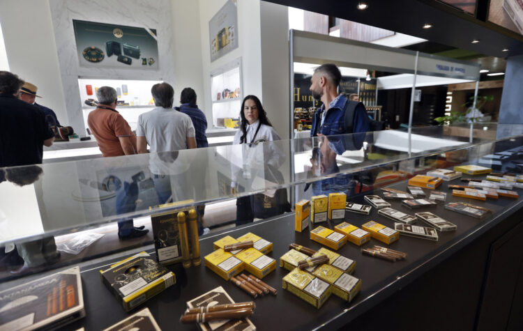 34 Festival del Habano, en el Palacio de las Convenciones de La Habana. Foto: Ernesto Mastrascusa / EFE.