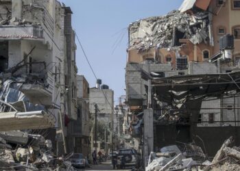 Edificios destruidos en el campo de refugiados Al Nuseirat, en Gaza, por los ataques de Israel. Foto: Mohameed Saber / EFE.