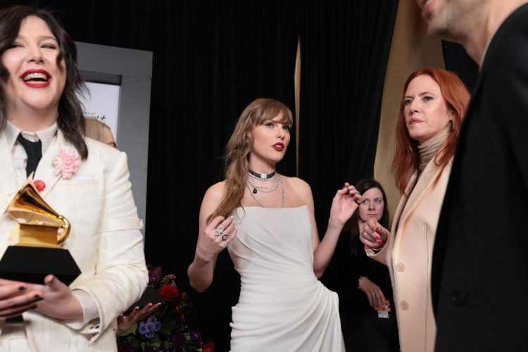 Lucy Dacus, de Boygenius (izq.) y Taylor Swift (C) llegan a la sala de prensa en la 66ª ceremonia anual de premios Grammy en Crypto.com Arena en Los Ángeles, California, EEUU. Foto: ALLISON DINNER/EFE/EPA.