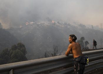 Personas observan los incendios forestales que afectan la zona de Canal Beagle, Viña del Mar, Región de Valparaiso. Foto: Adriana Thomasa/EFE.