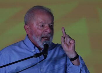 El presidente de Brasil, Luiz Inácio Lula da Silva, habla en un acto en Río de Janeiro. Foto: André Coelho / EFE.