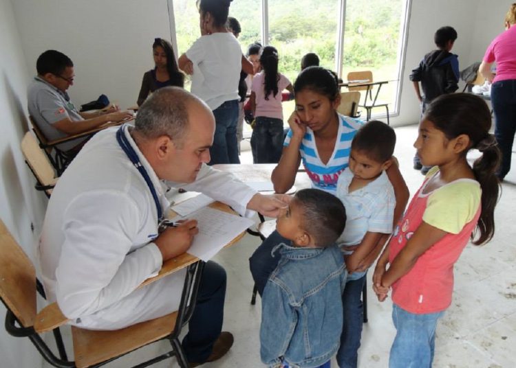 Médicos cubanos en Honduras. Foto: educaciondiaria.org / Archivo.