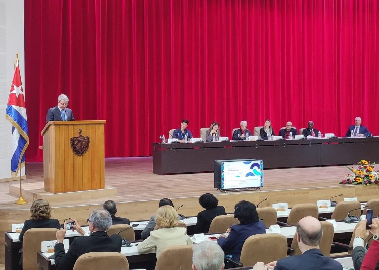 El ministro cubano de Educación Superior, Walter Baluja García, habla durante la apertura en La Habana del Congreso Universidad 2024. Foto: Congreso Universidad / Facebook.