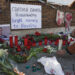 Homenaje al fallecido opositor ruso Alexéi Navalni ante la embajada rusa en Madrid. Foto: Sergio Pérez / EFE.