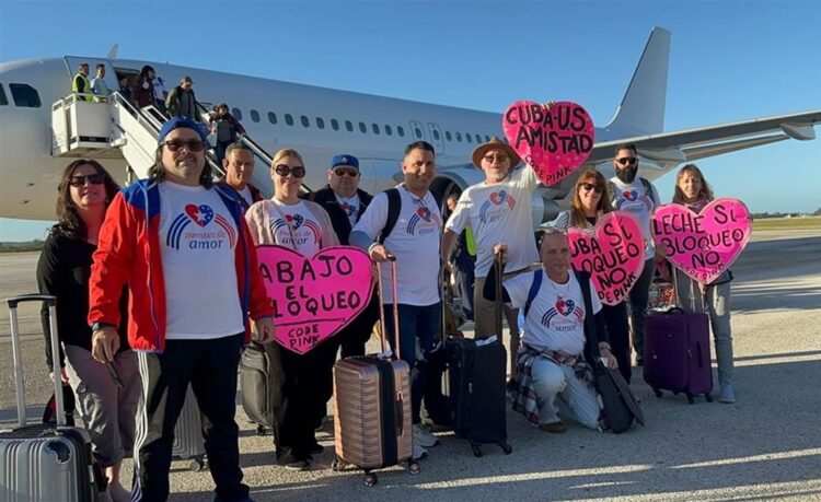 El activista y maestro Carlos Lazo junto a miembros de Puentes de Amor a su llegada a Camagüey. Foto: Tomada de Prensa Latina.