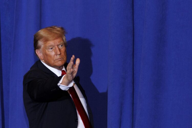 Donald Trump saluda al final de un rally en Atkinson, New Hampshire, el 16 de enero de 2024. Foto: EFE/EPA/CJ Gunther.