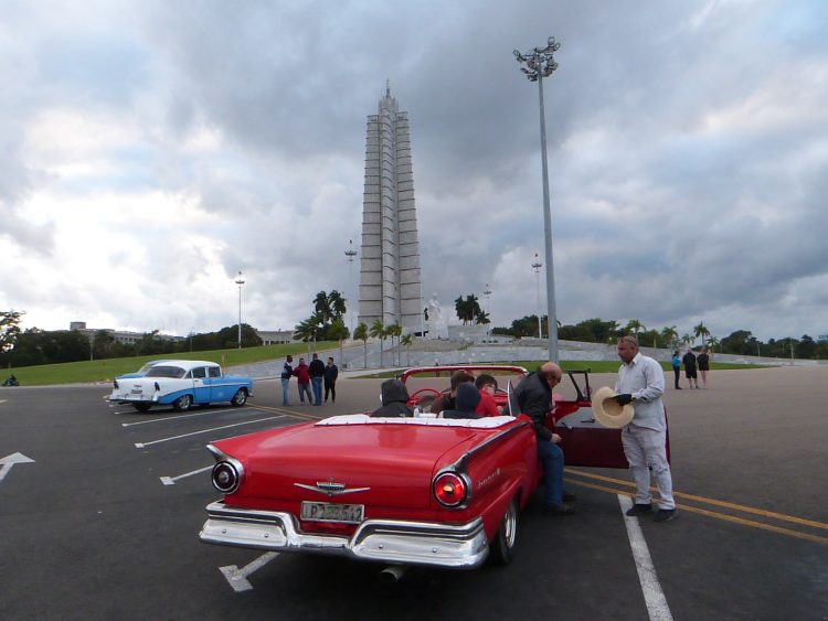 Turistas en la Plaza de la Revolución José Martí, de La Habana. Foto: AMD / Archivo.