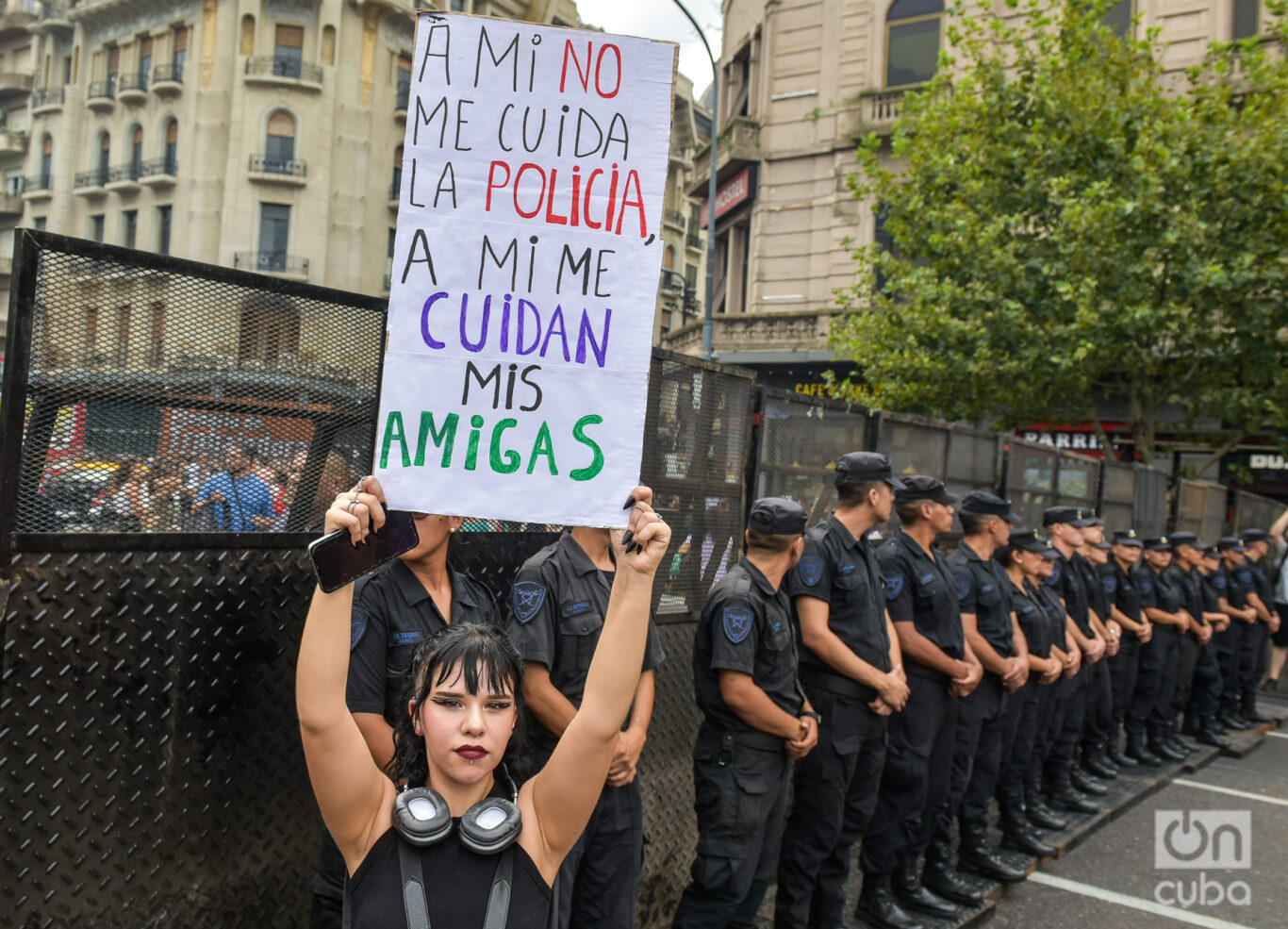 Uno de los cientos de carteles de la concentración feminista de 2024. Foto: Kaloian.