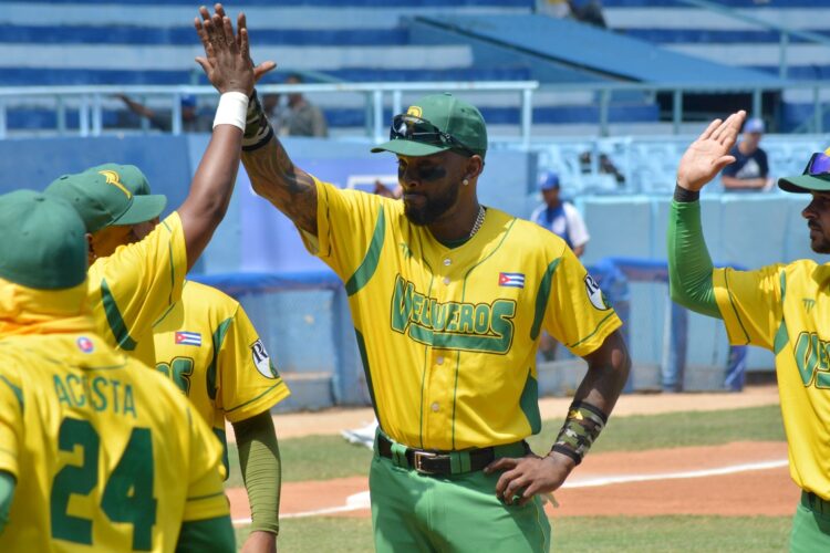 Pinar del Río se mantiene en la cima de la 63 Serie Nacional con gran aporte ofensivo de Alexei Ramírez. Foto: Ricardo López Hevia.