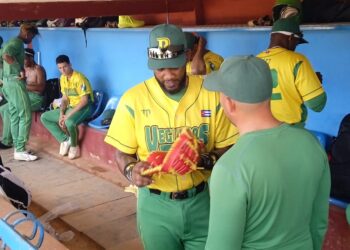 Alexei Ramírez (al centro) tuvo una jornada perfecto en su regreso a Series Nacional tras más de 15 años fuera. Foto: Tomada del perfil de Facebook de Heriberto Suárez.