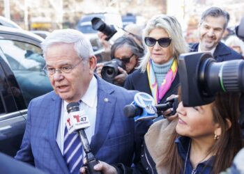 El senador Bob Menéndez y sus esposa arriban a la corte federal en Nueva York el 11 de marzo, de 2024. Foto: EFE.