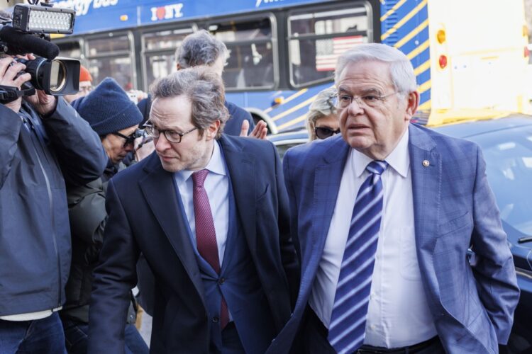 El senador Bob Menéndez y sus esposa arriban a la corte federal en New York, este 11 de marzo, de 2024. Foto: SARAH YENESEL/EFE/EPA.