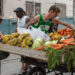 Un vendedor de productos agrícolas (carretillero) en La Habana. Foto: Otmaro Rodríguez.