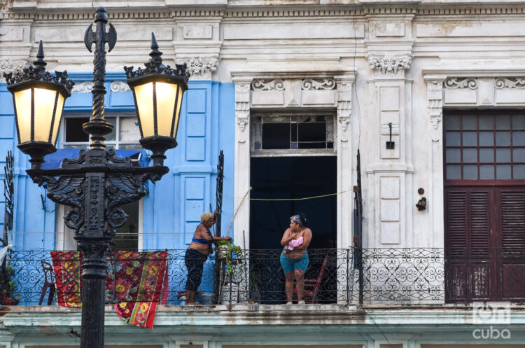 El ministro cubano de Energía y Minas, Vicente de la O, comentó que el Gobierno solo mantuvo encendido el 26 % del alumbrado público a finales de 2023 para ahorrar ante la escasez de combustible. En la imagen, en primer plano, farolas del Paseo del Prado, el año pasado. Foto: Kaloian.