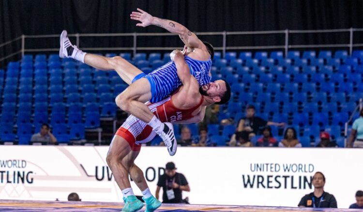 Alejandro Valdes contra el argentino Agustin Alejandro Destribats, en Acapulco. Foto: uww.org