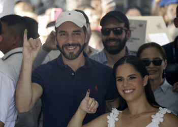 Bukele y su esposa Gabriela durante la votación del domingo. Foto: Rodrigo Sura/EFE.