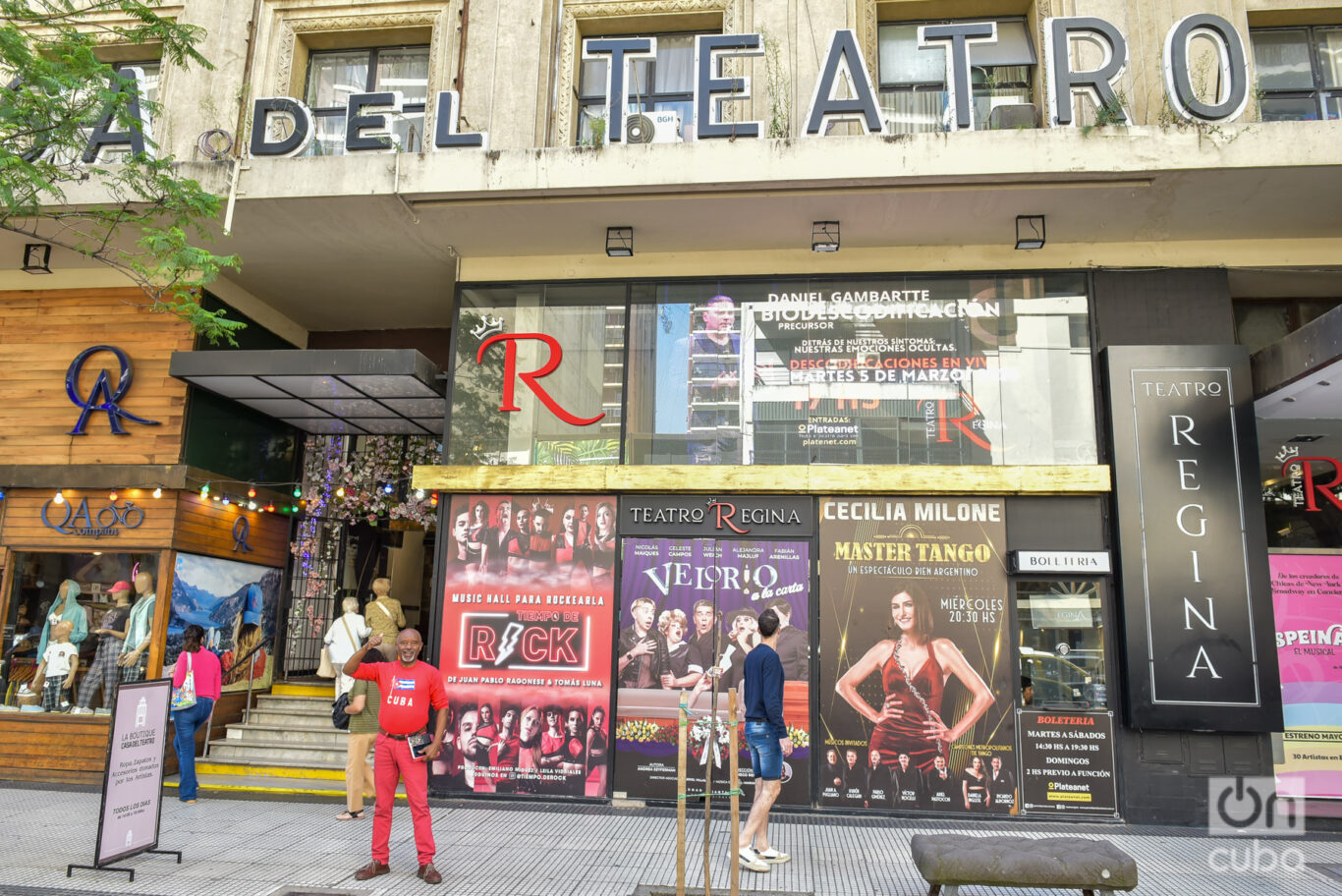 Emilio delante de la Casa del Teatro. Foto: Kaloian. 
