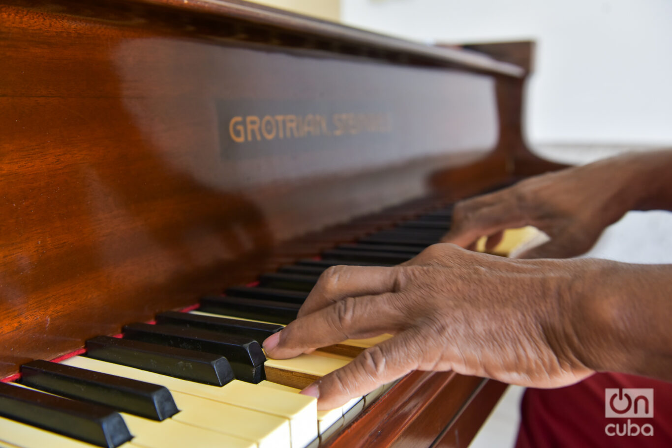 Las manos de Emilio al piano. Foto: Kaloian. 
