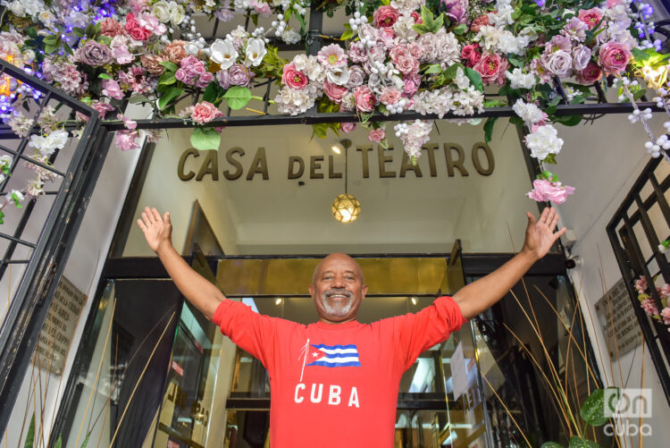 Emilio a la entrada de la Casa del Teatro. Foto: Kaloian.