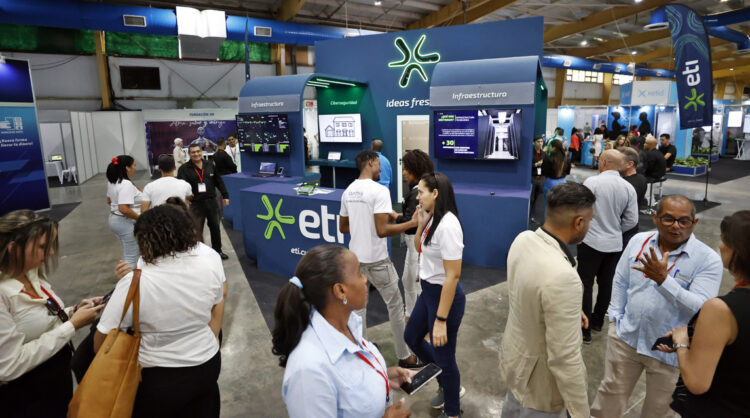 Stands expositivos de la Feria Informática 2024 este martes, en La Habana. Foto:  Ernesto Mastrascusa/EFE.