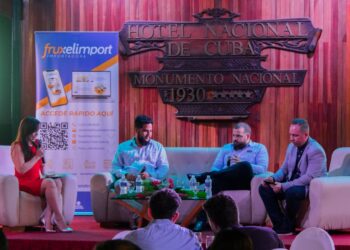 Henry Madrigal (izquierda), Yankiet Echavarría (centro) y Nilo Tomás Díaz (derecha) presentaron Fruxelimport a empresarios cubanos y proveedores. Foto: Cortesía de Frutas Selectas.