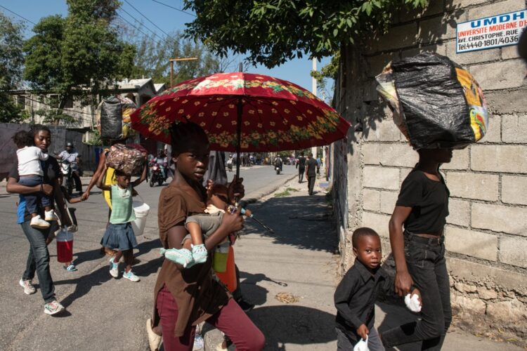 Habitantes caminan por una calle este sábado en Puerto Príncipe. Foto:  Johnson Sabin/EFE.