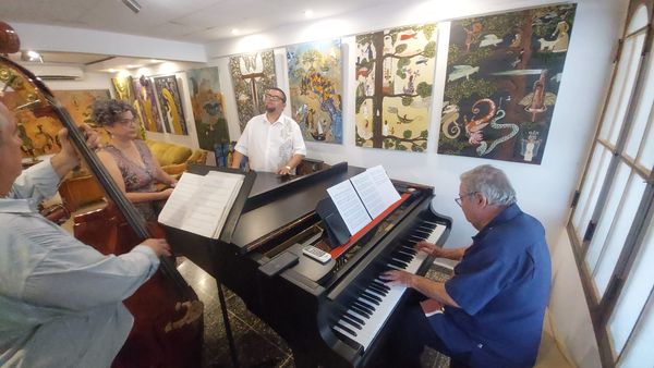 José María Vitier junto al trovador Eduardo Sosa en una sesión de ensayo en la sala Dolores. Foto: Silvia Rodríguez Rivero / Facebook.