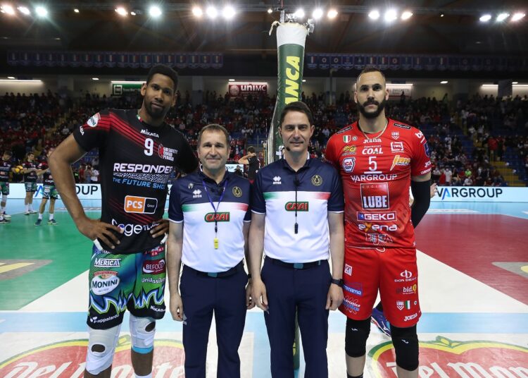 Wilfredo León (extremo izquierdo) y Osmany Juantorena (extremo derecho), dos de los cubanos más prestigiosos del voleibol mundial estarán nuevamente en la postemporada de la Superliga italiana. Foto: Tomada de Lega Pallavolo (online).