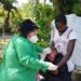 Una doctora cubana atiende un niño en Haití. Foto: Nueva Revolución / Archivo.