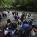Migrantes atraviesan peligrosa selva del Darién. Foto. Los Angeles Times