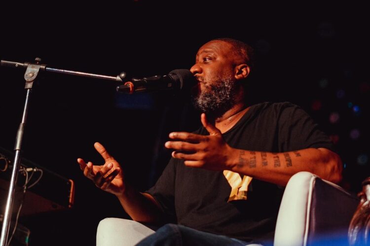 Robert Glasper en plena disertación en Fábrica de Arte Foto. FB de la Embajada de EE.UU. en La Habana.