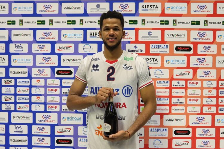 Osniel Mergarejo fue crucial en la reacción del Milano contra el Piacenza en los cuartos de final de la Superliga italiana de voleibol. Foto: Tomada de Lega Pallavolo.