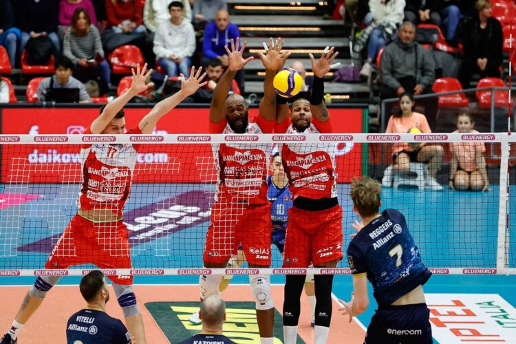 Los cubanos Robertlandy Simón y Yoandy Leal quedaron eliminados de la lucha por las medallas en la Superliga italiana. Foto: Tomada de Lega Pallavolo.