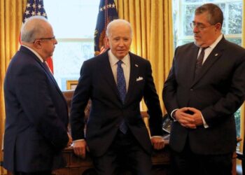 El presidente guatemalteco Bernardo Arévalo conversa con Joe Biden en la Casa Blanca. A la izquierda, el ministro de Relaciones Exteriores de Guatemala, Carlos Ramiro Martínez. Foto: EFE.