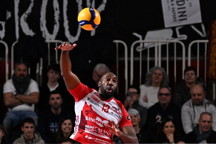 Robertlandy Simón tuvo un gran partido en el inicio de los cuartos de final de la Superliga italiana contra el Milano, pero no pudo impedir la derrota del Piacenza en cinco parciales. Foto: tomada del Lega Pallavolo.