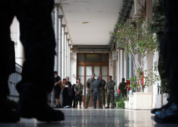 Miembros del Ejército argentino custodian una rueda de prensa de los ministros argentinos de Seguridad y de Defensa junto a autoridades locales, este lunes, en la sede de Gobierno de la provincia de Santa Fe, en Rosario. Foto: Franco Trovato Fuoco/EFE.