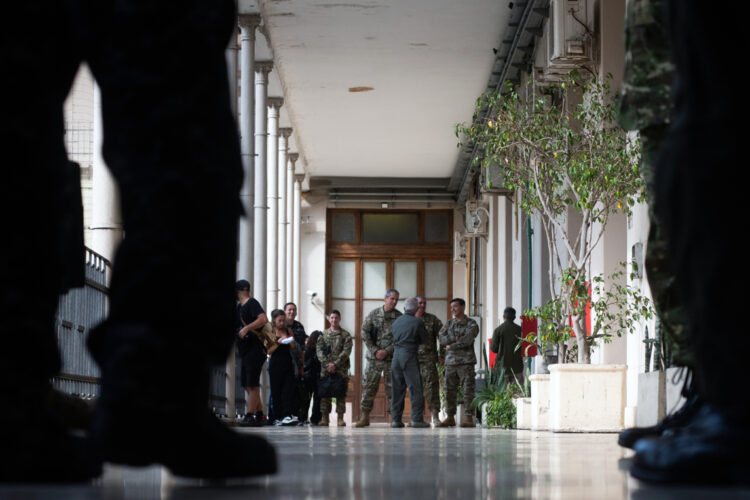 Miembros del Ejército argentino custodian una rueda de prensa de los ministros argentinos de Seguridad y de Defensa junto a autoridades locales, este lunes, en la sede de Gobierno de la provincia de Santa Fe, en Rosario. Foto: Franco Trovato Fuoco/EFE.